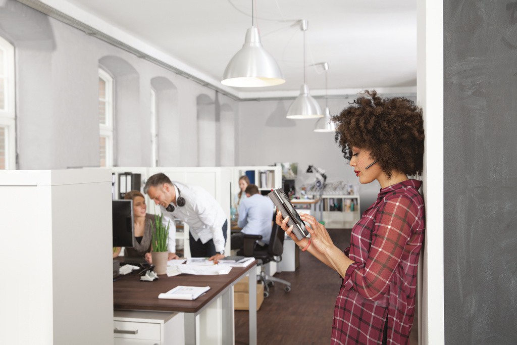 WARE_Voyager_5200_UC_Curly_Hair_Woman_Open_Office_SCI_print_cmyk_08APR16-S
