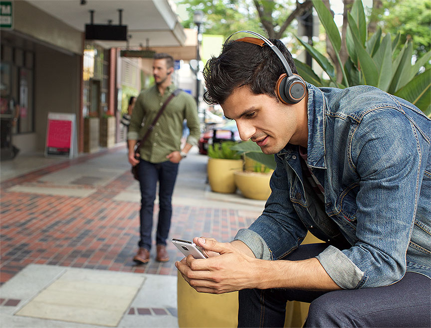 BackBeat Sense_urban_male_sitting_14JUL15